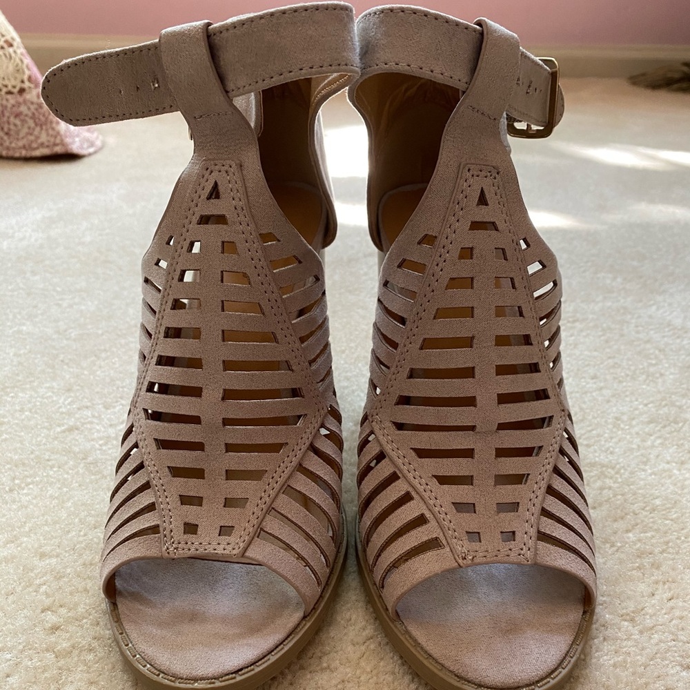 Heels - Picture 3 of 4